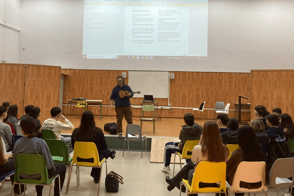 Musikariak ikastetxean.